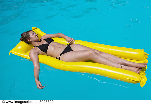 Frau  gelb  Entspannung  aufblasen  schwimmen  Zypern  Matratze