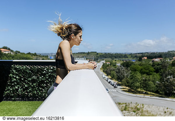 Frau genießt die Aussicht von der Terrasse