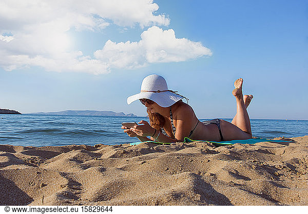 Frau genießt Sommerurlaub am Strand in Heraklion  Griechenland