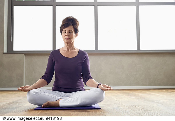 Frau geschlossen Meditation reifer Erwachsene reife Erwachsene Yoga Pose