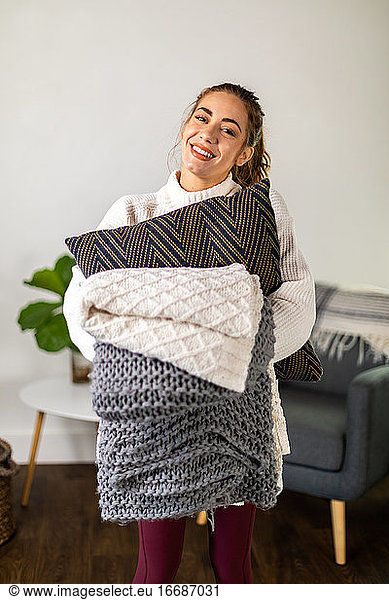 Frau hält Decke und Kissen