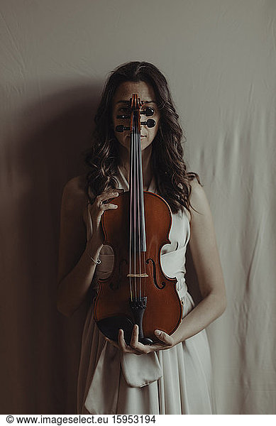 Frau hält Geige