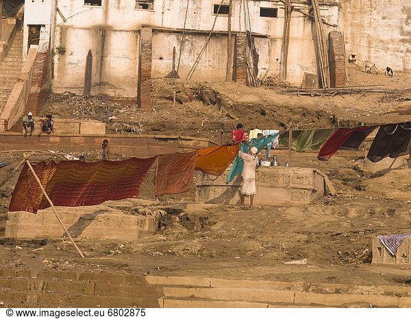 Frau hängen trocken Fluss ghat Indien Varanasi