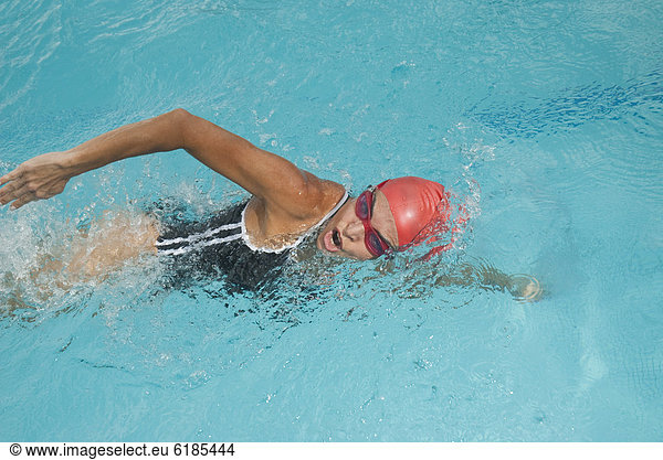 Frau  Hispanier  schwimmen