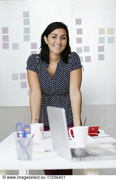 Frau im Büro von Small Business  Start-up