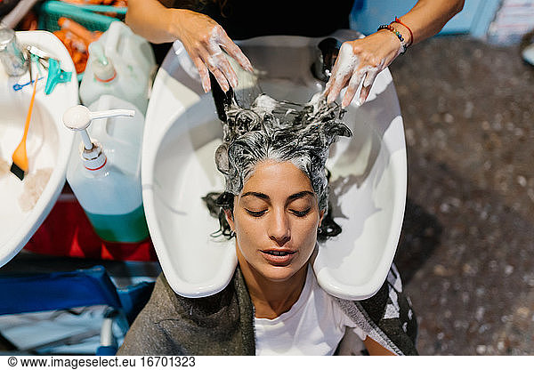 Frau im Friseursalon  die sich die Haare wäscht