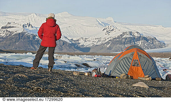 Frau im Lager an der berühmten Gletscherlagune Jökulsárlón