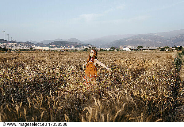Frau im Weizenfeld stehend