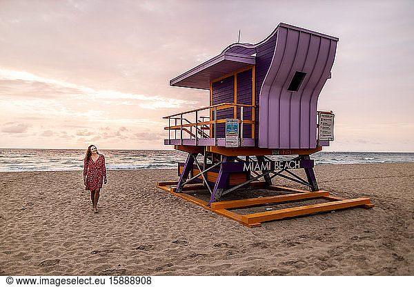 Frau in Art-Déco-Rettungsschwimmerhütte am Miami Beach bei Sonnenuntergang  Miami  Florida  USA