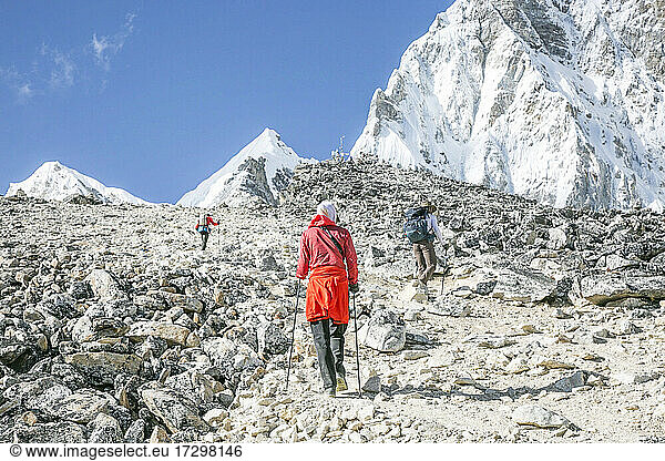 Frau in Rot auf dem Weg zum Gipfel des Kala Patthar