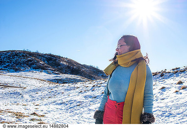 Frau in Schneelandschaft  Piani Resinelli  Lombardei  Italien