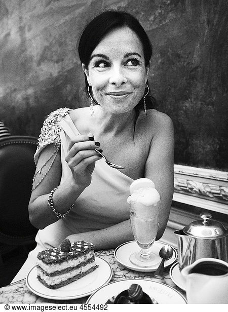 Frau isst Dessert bei outdoor-Café