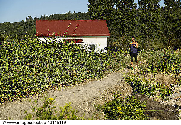 Frau joggt auf dem Feld