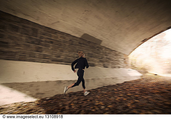 Frau joggt im alten Tunnel