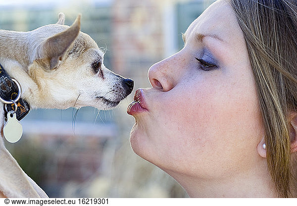 Frau küsst ihren Hund  Porträt