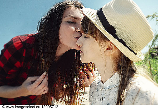 Frau küsst im Freien ihre Freundin