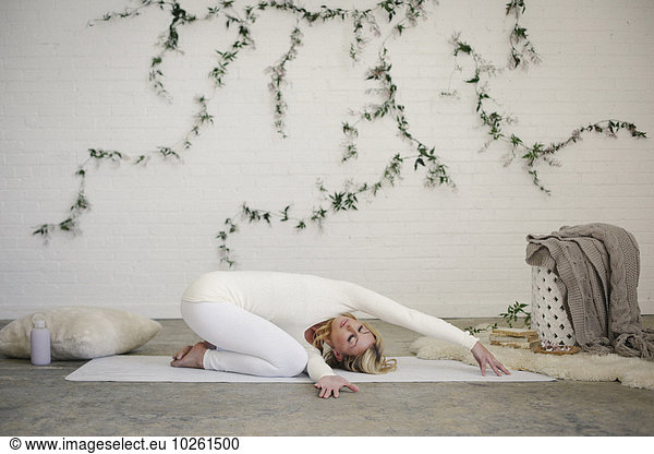 Frau kniend strecken Yoga blond Matte