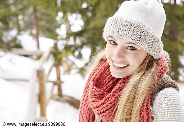 Frau lächelt im Schnee