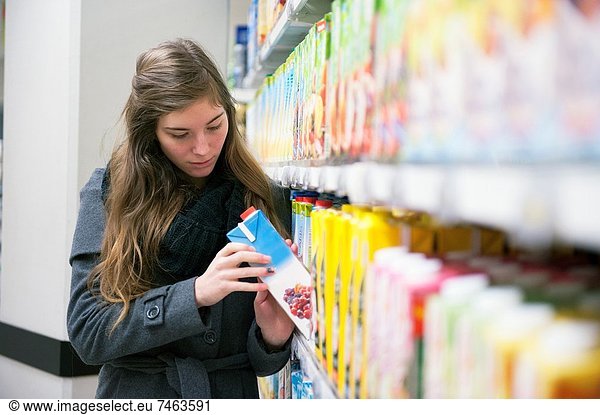 Frau  Lebensmittelladen  kaufen  jung  Niederlande  Supermarkt  Tilburg