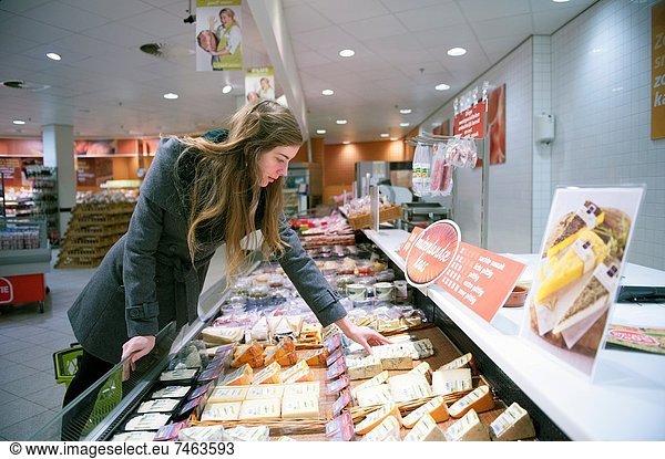 Frau  Lebensmittelladen  kaufen  jung  Niederlande  Supermarkt  Tilburg