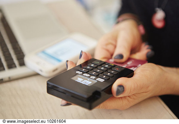 Frau lesen halten bezahlen zahlen Kredit Eigentum Produktion Kreditkarte Karte