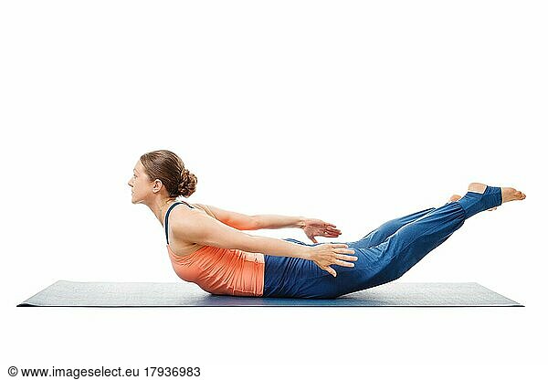 Frau macht Yoga asana Salabhasana B  Heuschreckenhaltung B vor weißem Hintergrund