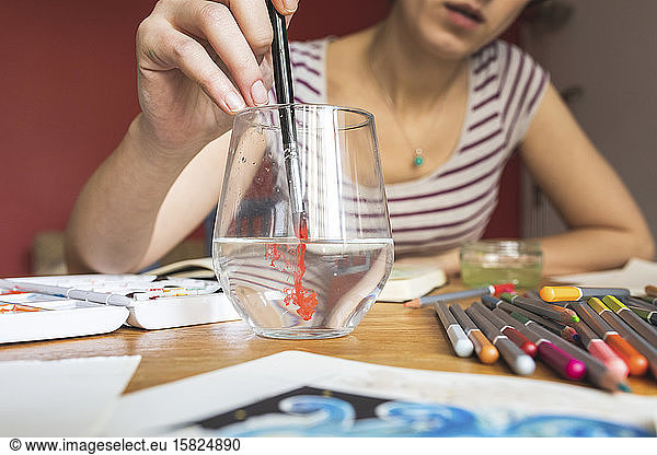 Frau malt mit Aquarellfarben