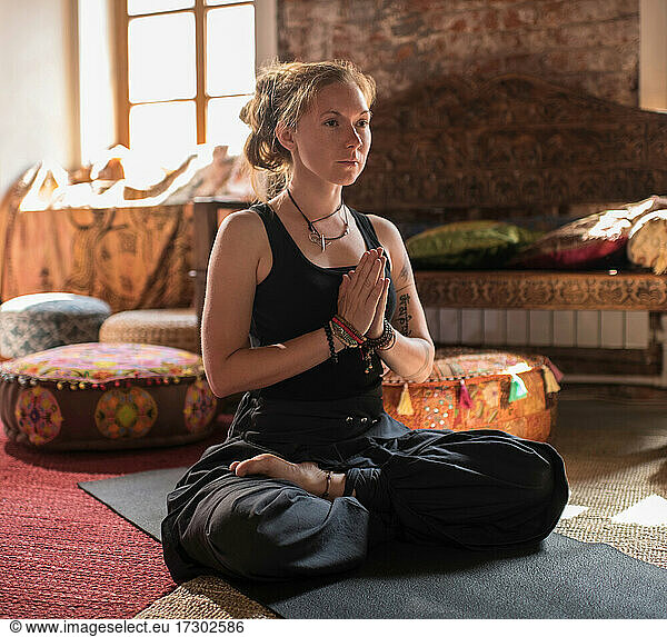 Frau meditiert in Lotus-Pose