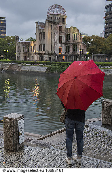 Frau mit Blick auf die Kuppel der Atombombe (Genbaku) in Hiroshima  Japan