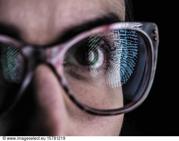 Frau mit einer Reflexion eines Fingerabdrucks auf ihrer Brille zur Darstellung von Identität und Zugang