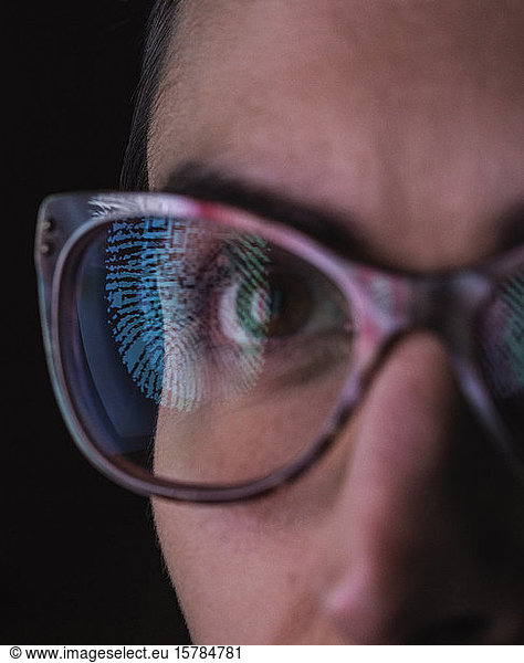 Frau mit einer Reflexion eines Fingerabdrucks auf ihrer Brille zur Darstellung von Identität und Zugang