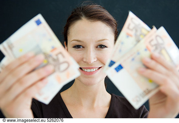 Frau mit 50-Euro-Banknoten