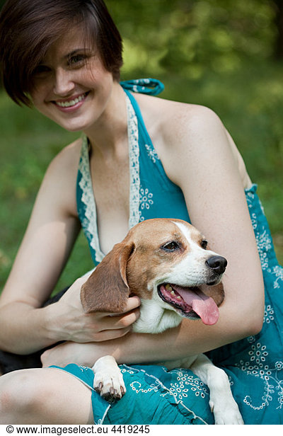 Frau mit ihrem Haustier Beagle