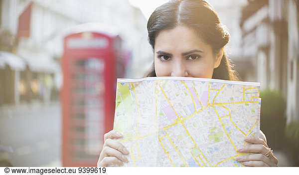 Frau mit Karte auf der Stadtstraße