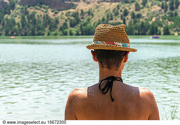 Frau mit nacktem Rücken beim Betrachten des Wassers