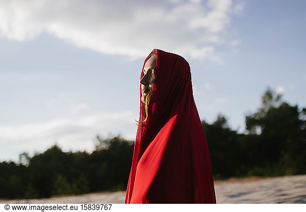 Frau mit rotem Schal bei sonnigem Wetter