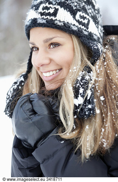 Frau mit Schnee im Haar