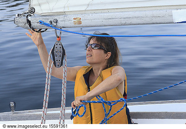 Frau mit Sehbehinderung segelt