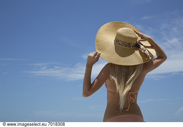 Frau mit Sonnenhut und Bikini