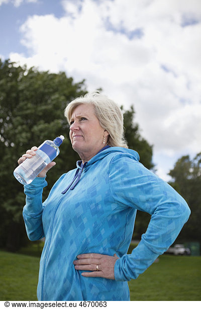 Frau mit Wasserflasche