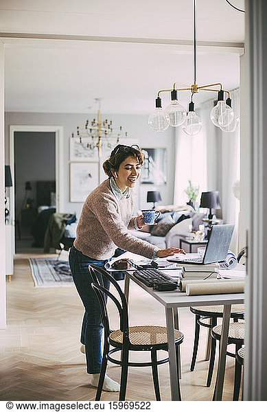 Frau mit Zugang zu Online-Besprechungen bei der Arbeit zu Hause