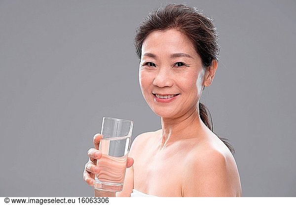 Frau mittleren Alters mit einer Tasse