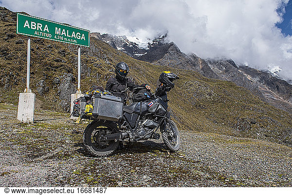 Frau neben ihrem Motorrad am Abra de Malaga-Pass (4316 m.ü.d.M.)