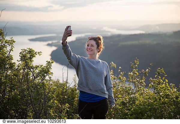 Frau nimmt Selfie auf dem Berg  Angel's Rest  Columbia River Gorge  Oregon  USA
