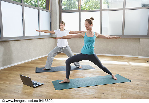Frau Notebook Sport Training 2 Yoga Studioaufnahme
