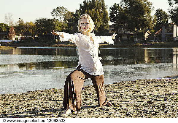 Frau praktiziert Krieger 2 Yogastellung
