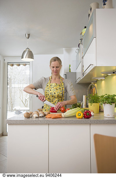Frau schneiden Küche Gemüse