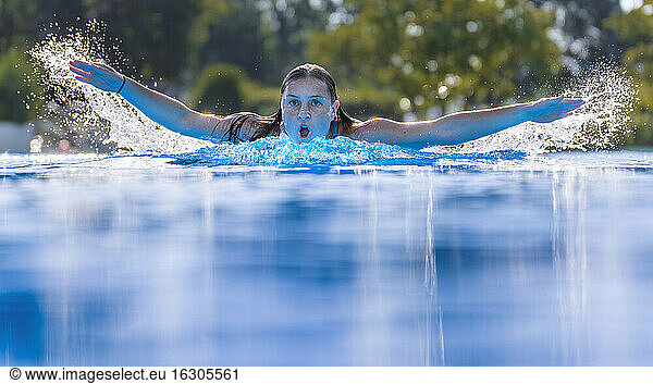 Frau schwimmt im Schwimmbad