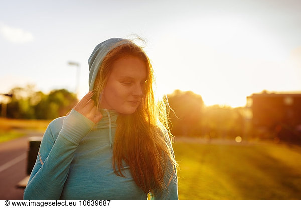 Frau sehen Sonnenuntergang Jacke Kapuzenjacke Nachdenklichkeit Sport
