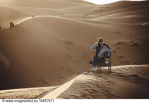Frau setzt sich in die Wüste Sahara